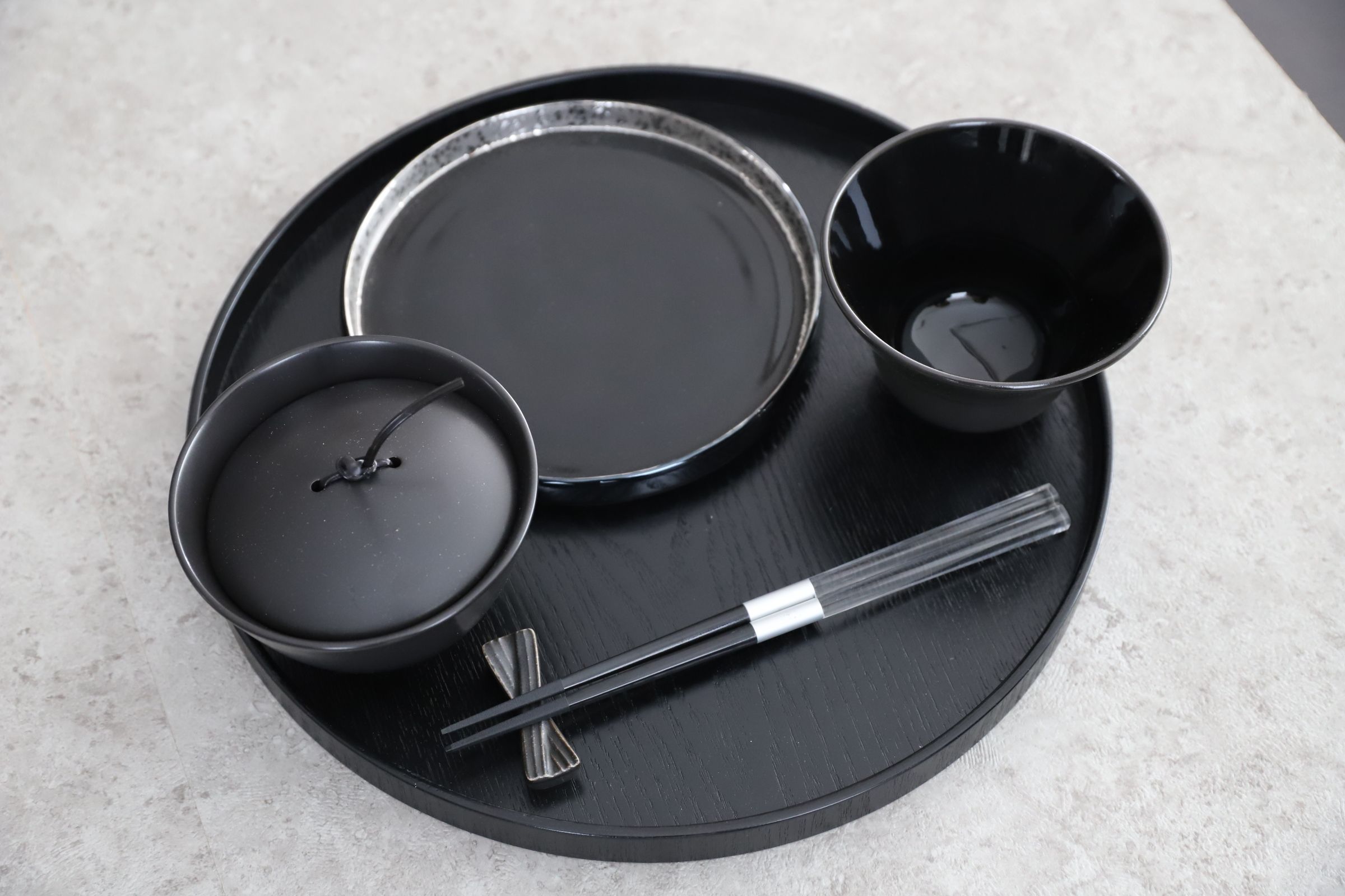 美濃焼　リボン型の可愛い陶器箸置き　黒