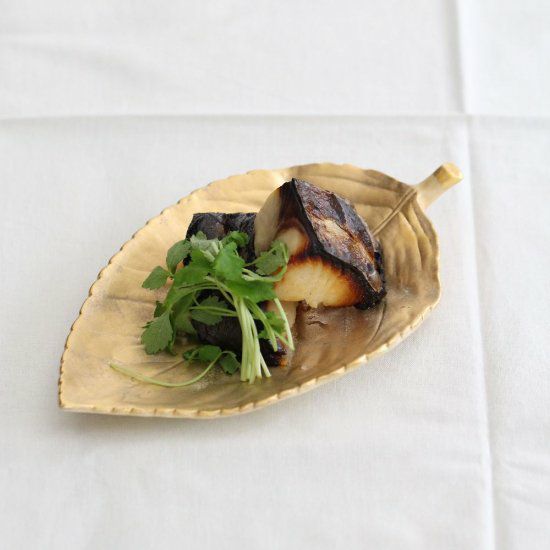 美濃焼 ゴールド葉型焼き物皿 21.6cm｜大人おしゃれな食器やお皿の通販
