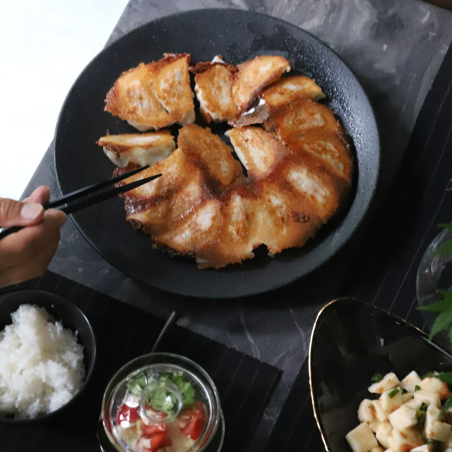 美濃焼 黒いシンプルプレート皿 磁器 YOZORA｜大人おしゃれな食器やお