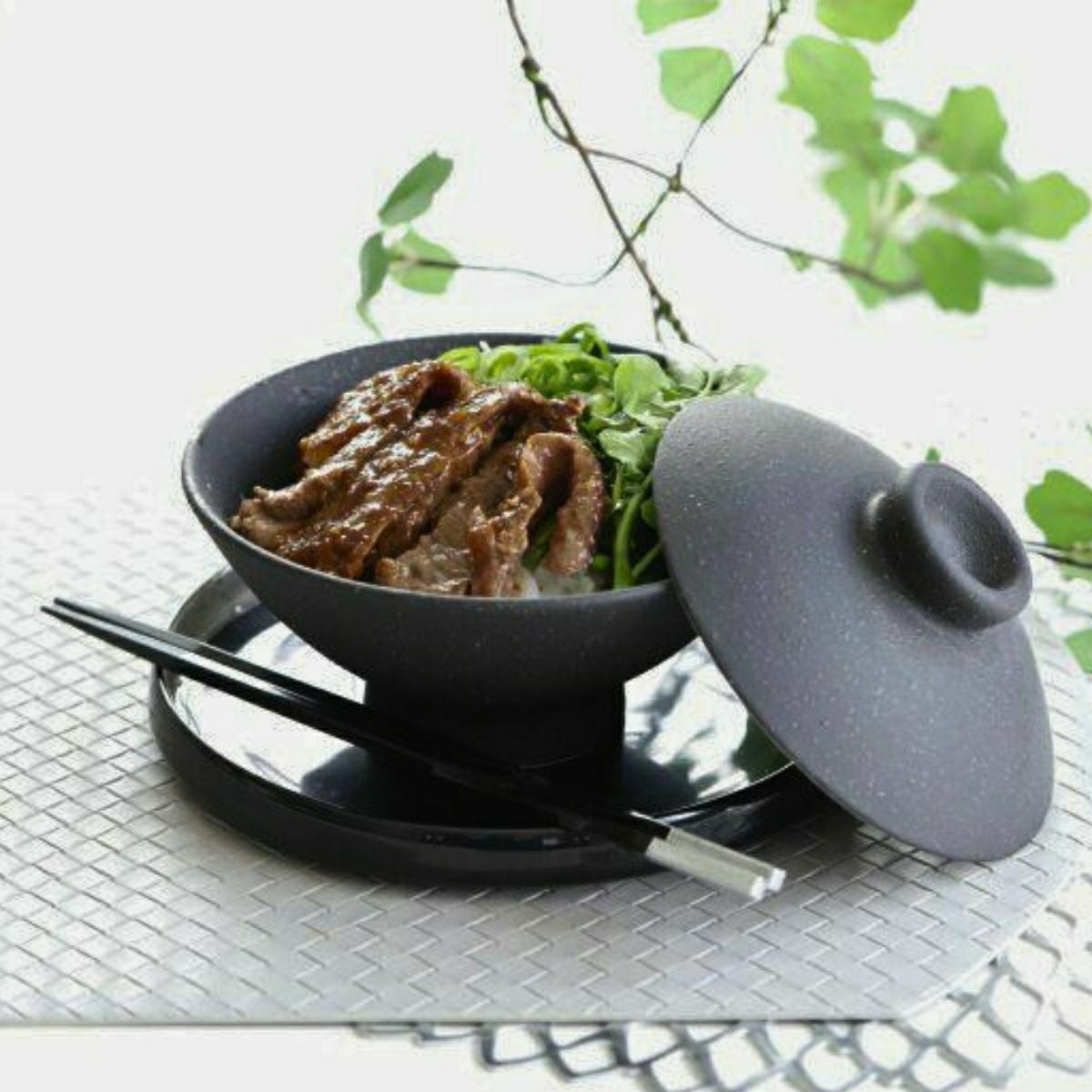 美濃焼 黒い蓋つき丼碗 磁器 YOZORA｜M苦楽園｜おしゃれな食器通販サイト