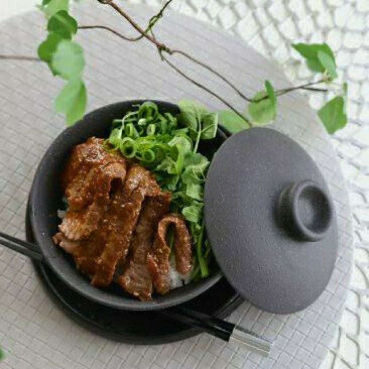 美濃焼 黒い蓋つき丼碗 磁器 YOZORA｜M苦楽園｜おしゃれな食器通販サイト
