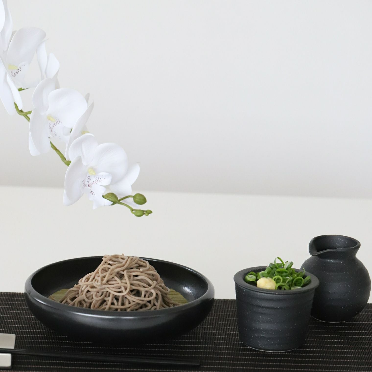 美濃焼 黒いそば徳利 磁器 YOZORA｜M苦楽園｜おしゃれな食器通販サイト