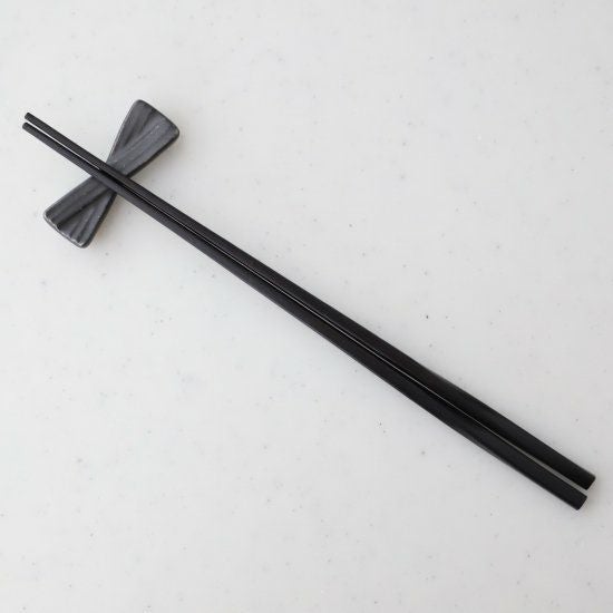 美濃焼　リボン型の可愛い陶器箸置き　黒