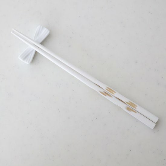 美濃焼　リボン型の可愛い陶器箸置き　白