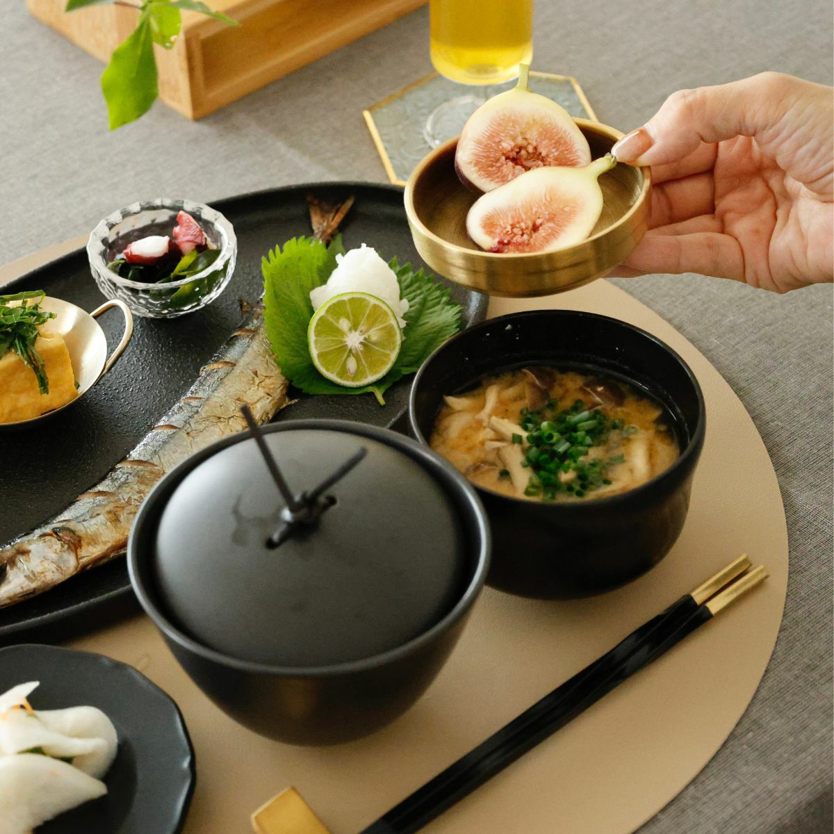 美濃焼　白黒　蓋付陶製ボウル茶碗　磁器