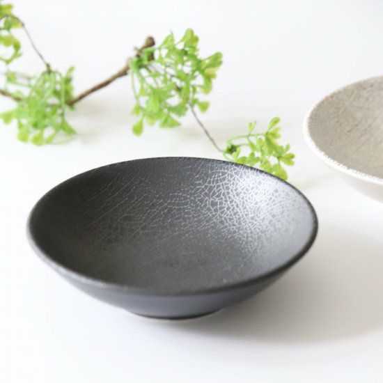 美濃焼 貫入浅ボウルブラック14cm｜M苦楽園｜おしゃれな食器通販サイト