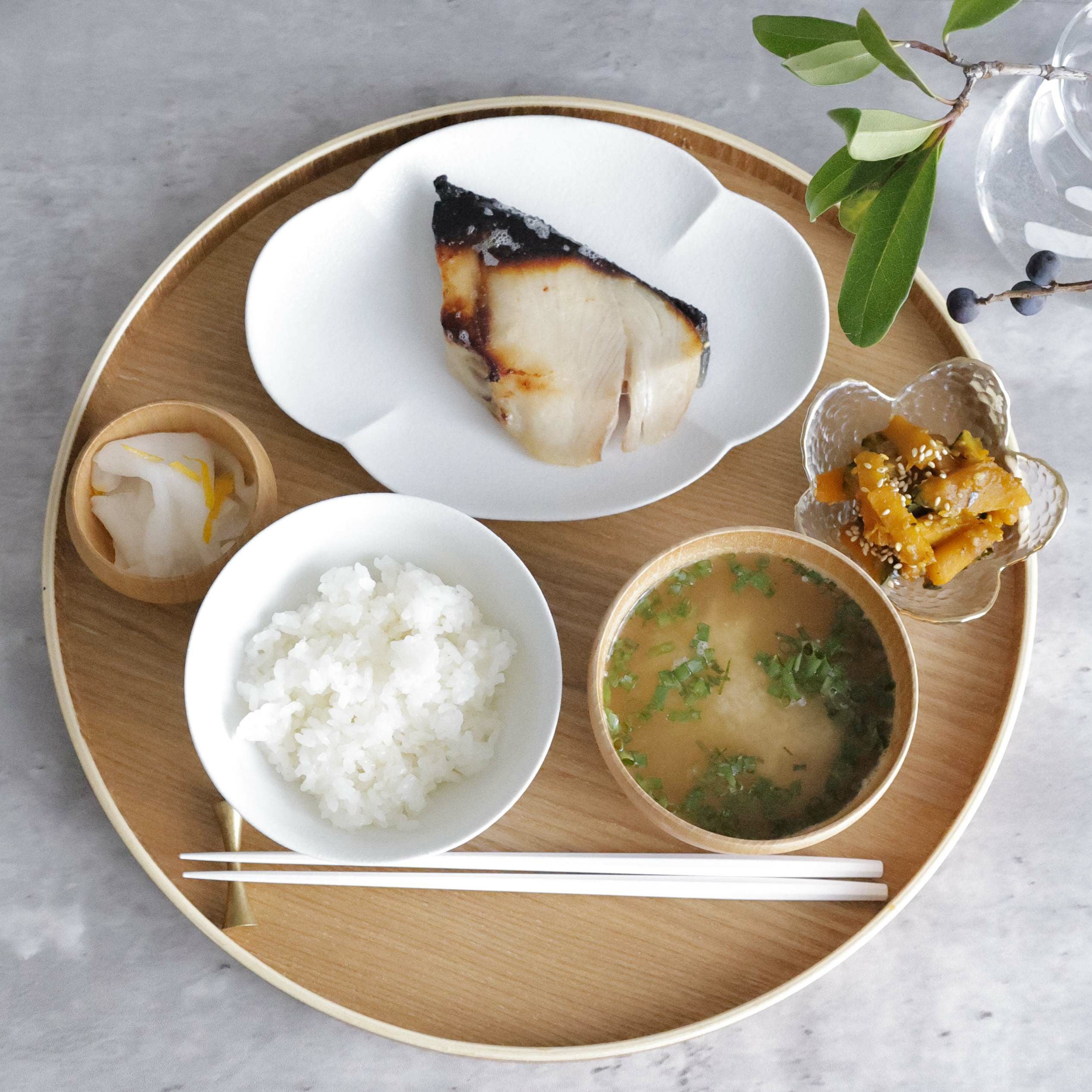 木製 丸盆ラウンドトレー モダンスタイル｜M苦楽園｜おしゃれな食器