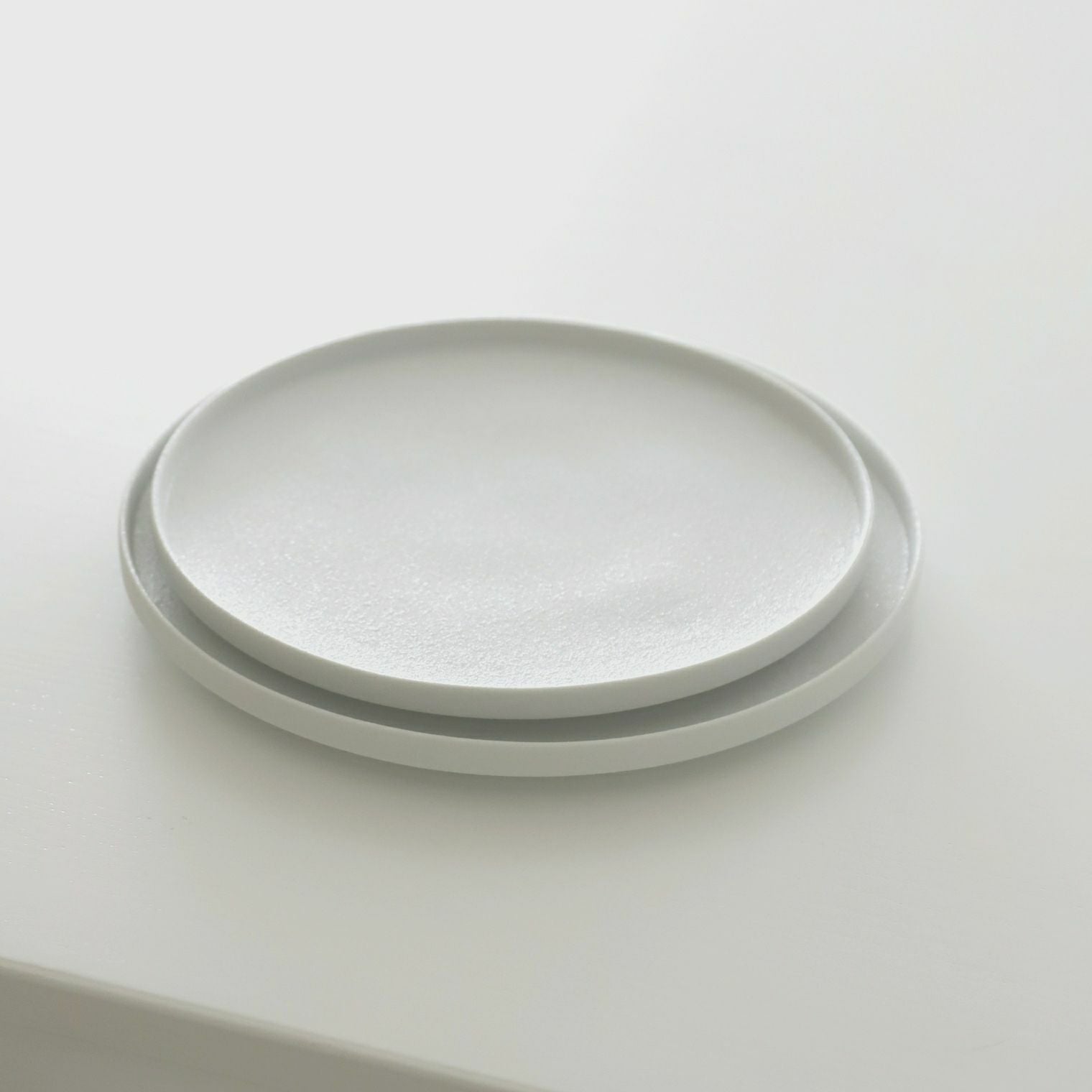 有田焼 白い切立丸皿 磁器 スノー｜大人おしゃれな食器やお皿の通販