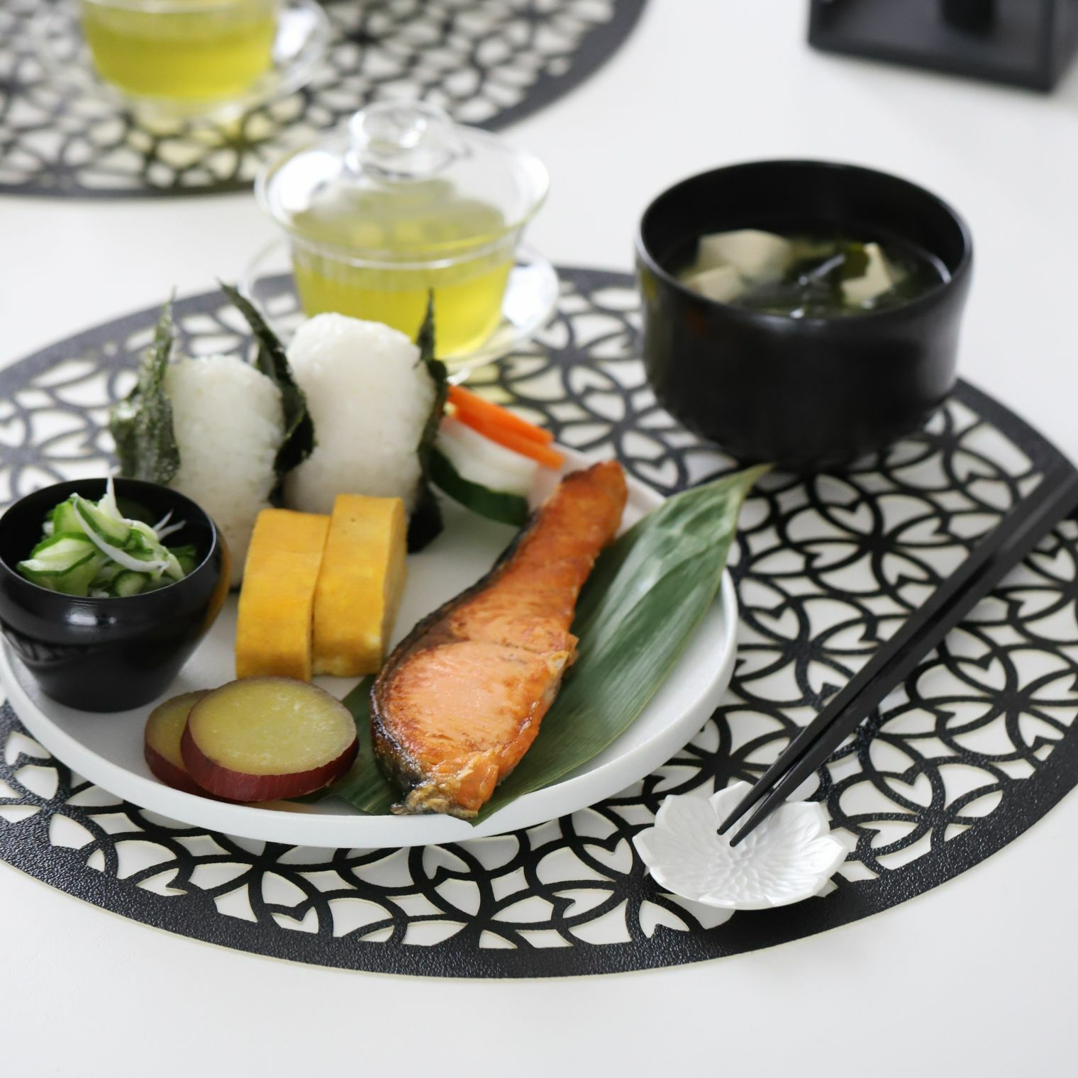 有田焼 白い切立丸皿 磁器 スノー｜大人おしゃれな食器やお皿の通販