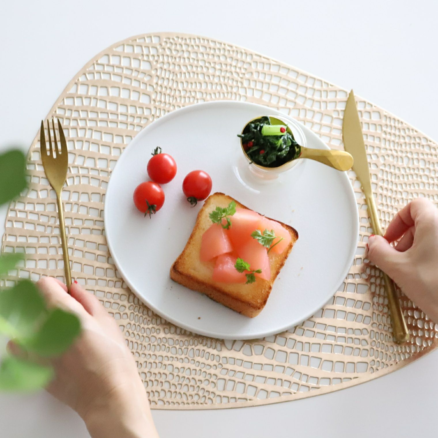 有田焼 白い切立丸皿 磁器 スノー｜大人おしゃれな食器やお皿の通販