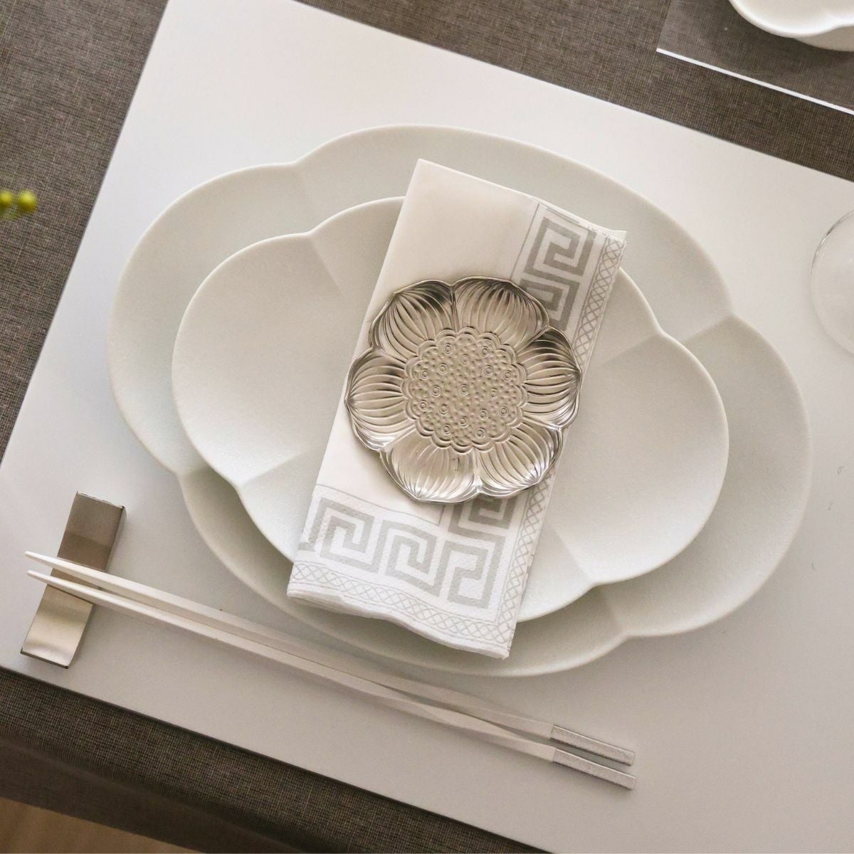 有田焼　白い楕円オーバル木甲皿　磁器　スノー　