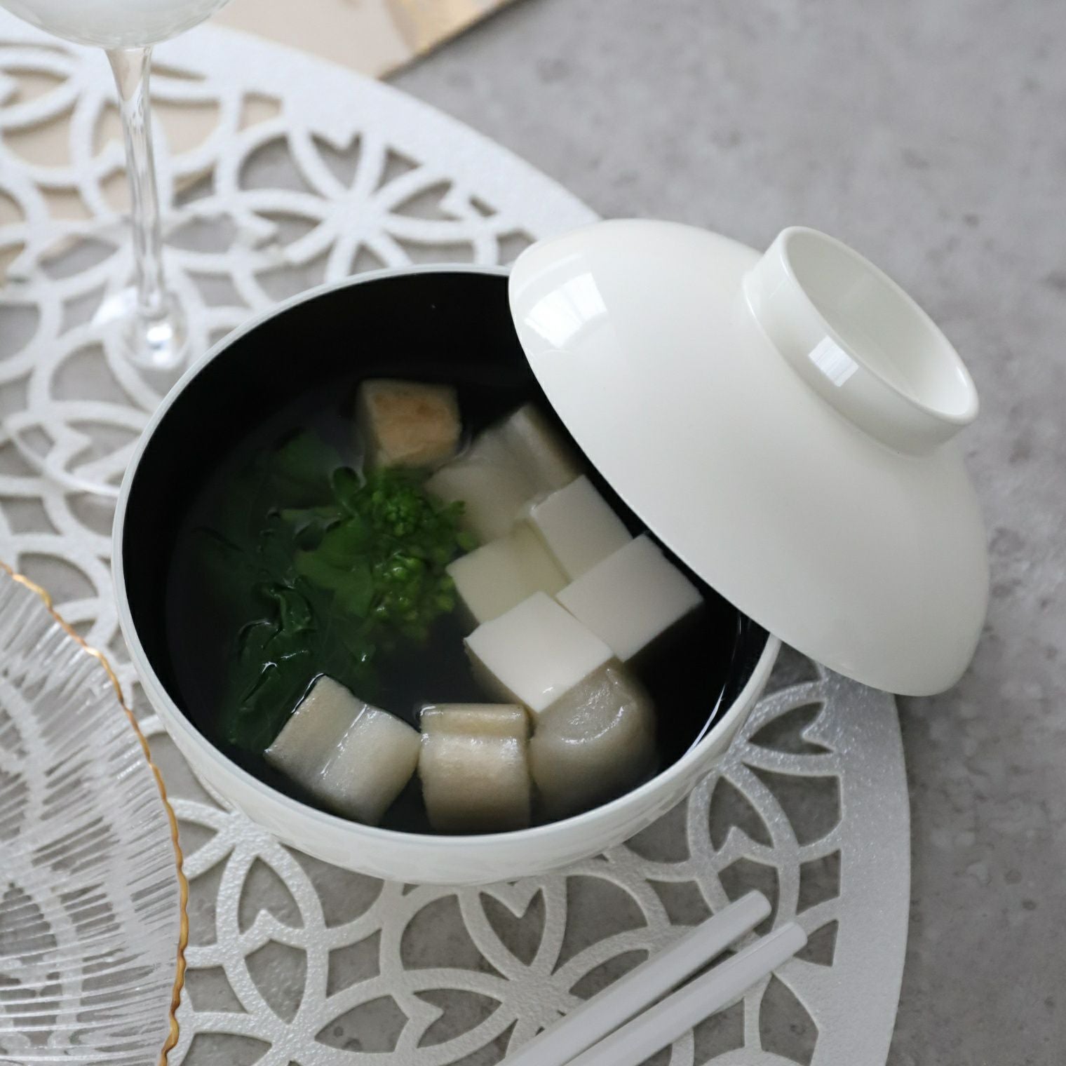 白い蓋付お吸物椀 12cm｜M苦楽園｜おしゃれな食器通販サイト