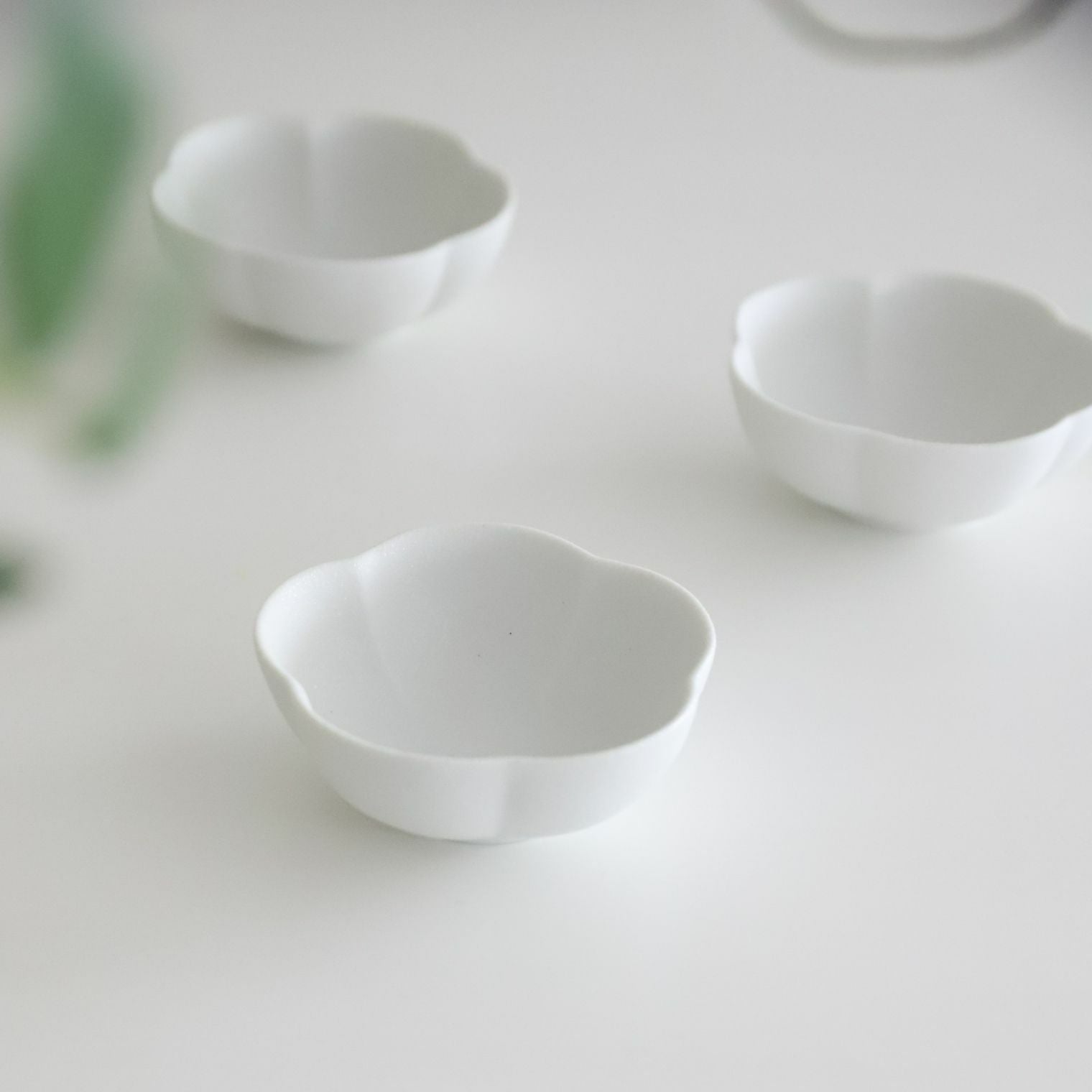 有田焼 白い豆梅小鉢 磁器 スノー 8cm｜おしゃれな食器の通販サイト M
