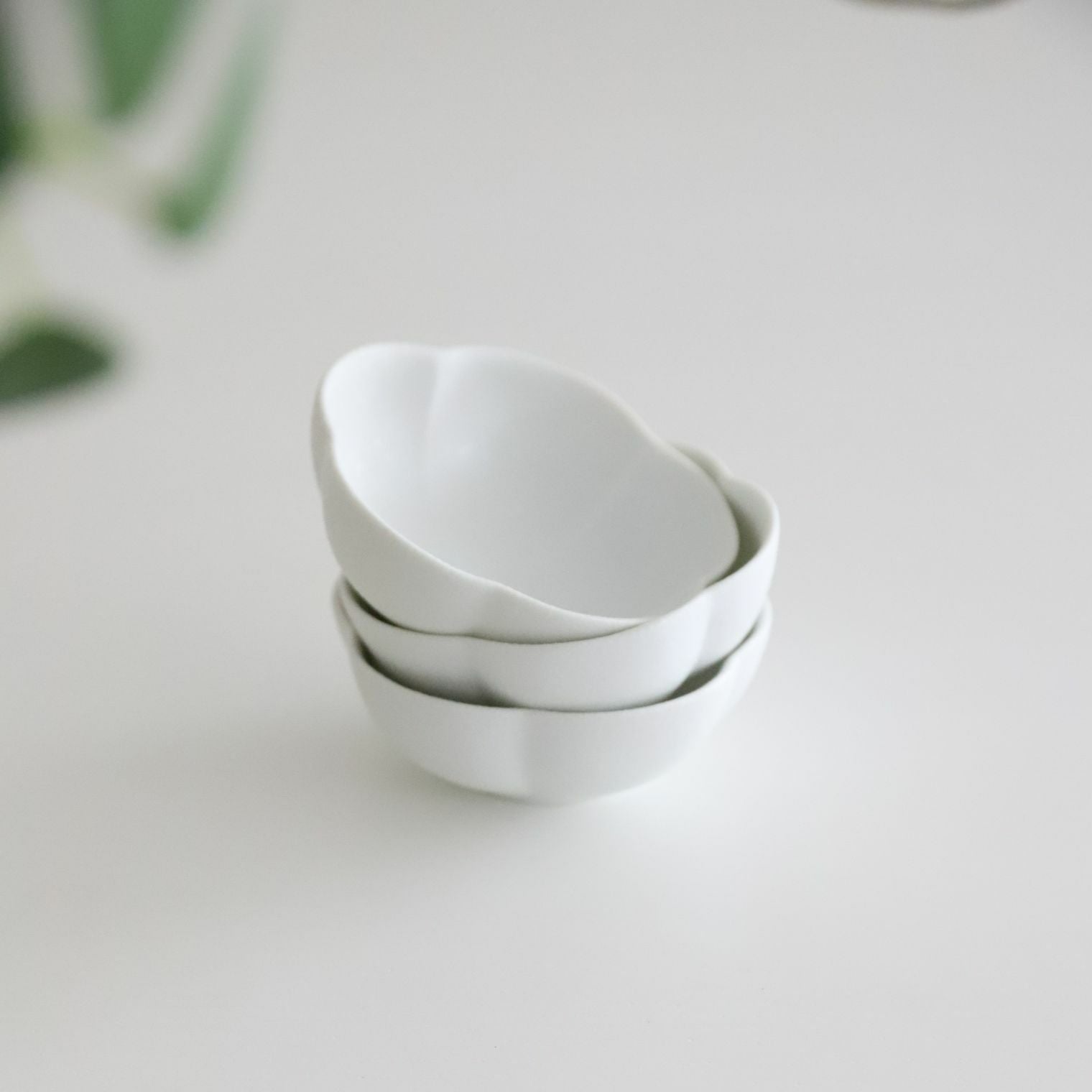 有田焼 白い豆梅小鉢 磁器 スノー 8cm｜おしゃれな食器の通販サイト M