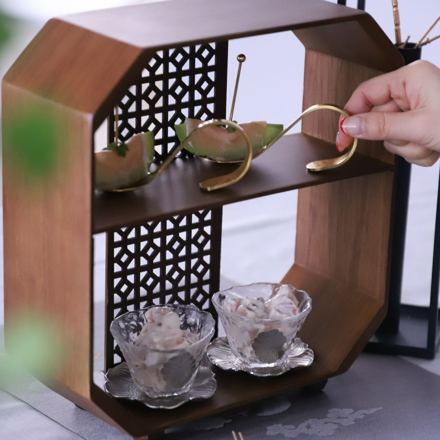 木製透かし柄アフターヌーンティー飾り棚｜M苦楽園｜おしゃれな食器