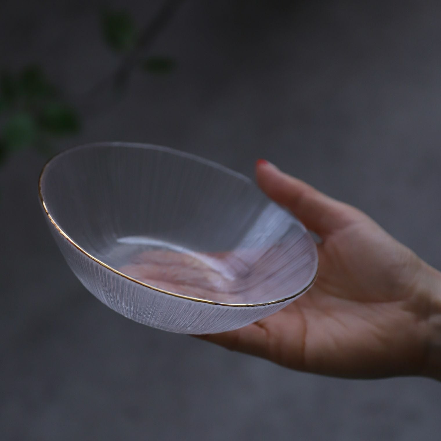 ガラス製正方形ボウル 金色の縁取り ゴールドがアクセント。おしゃれなガラス食器