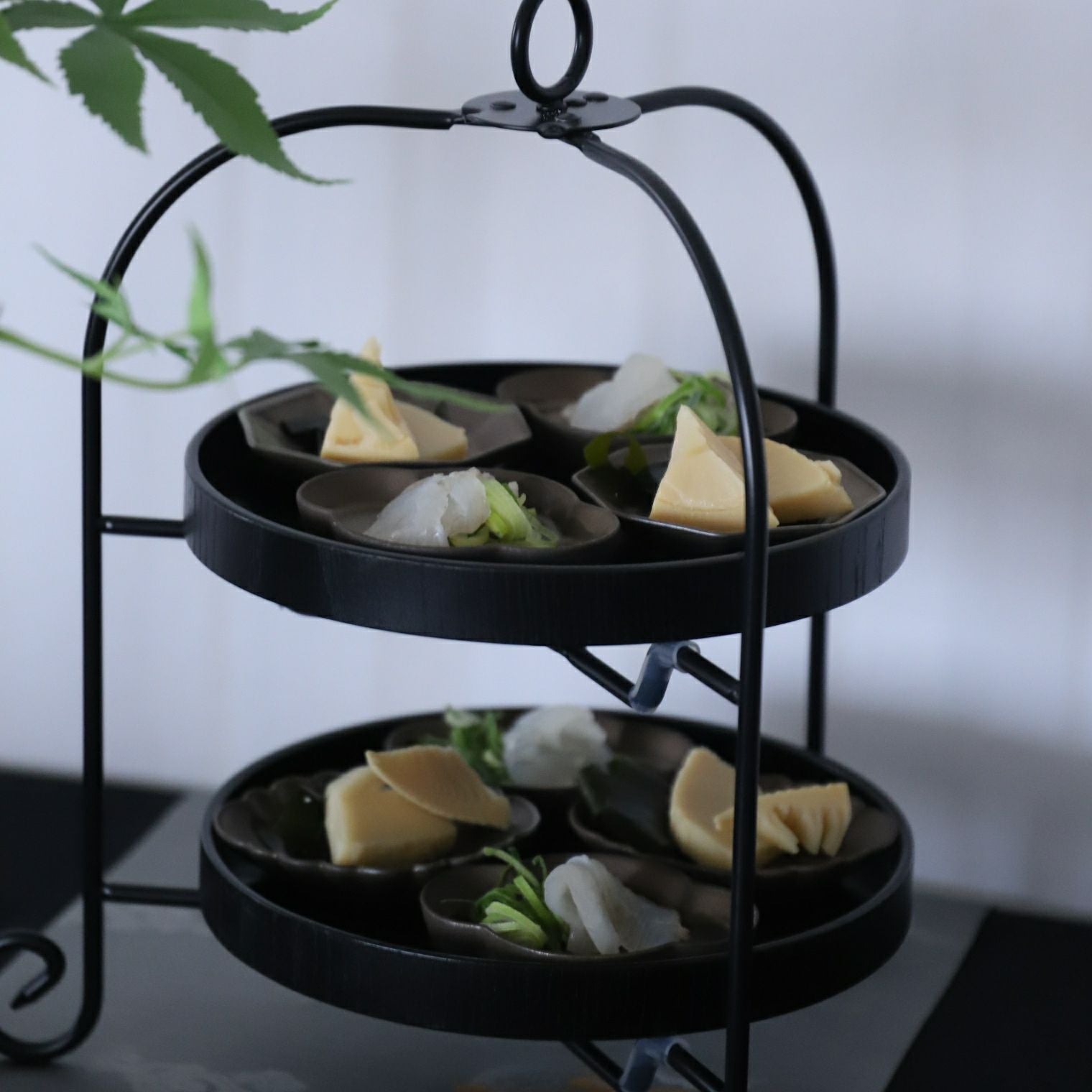 美濃焼ゴールド小皿にのせた前菜をアフタヌーンティースタンドに盛り付けて