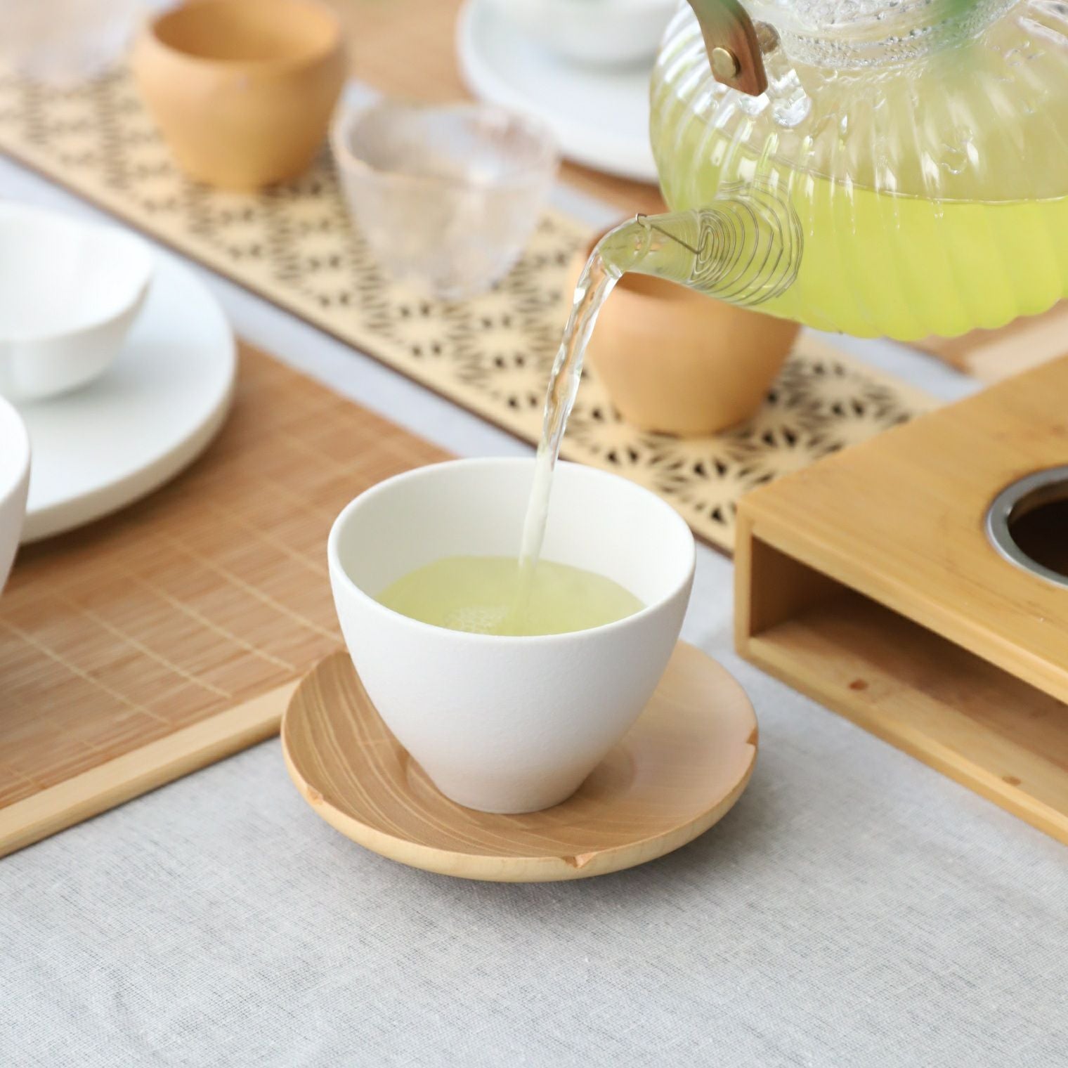 木製　漆器花型茶たく　12cm