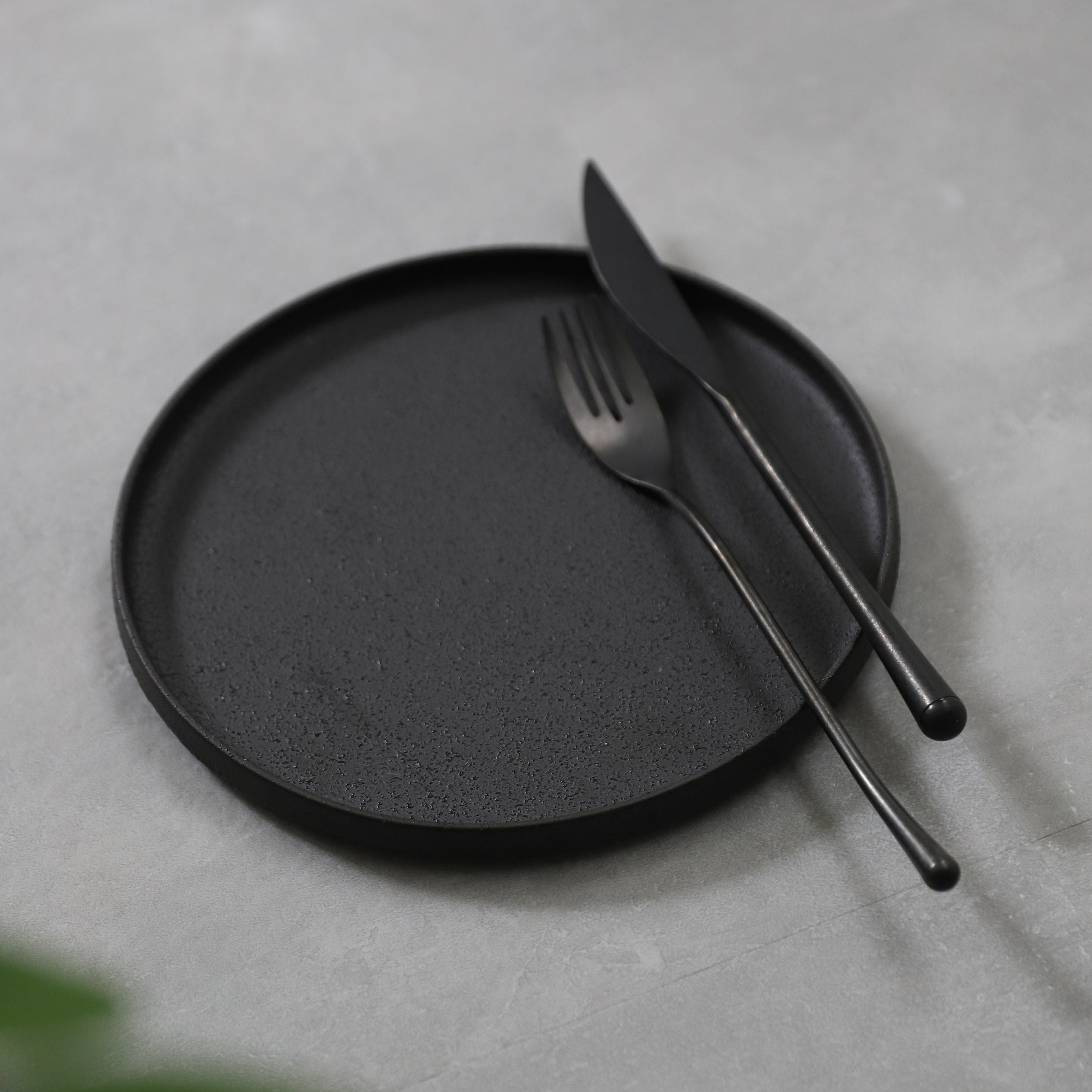 美濃焼 黒い切立プレート20cm 黒曜 オリジナル｜大人おしゃれな食器や