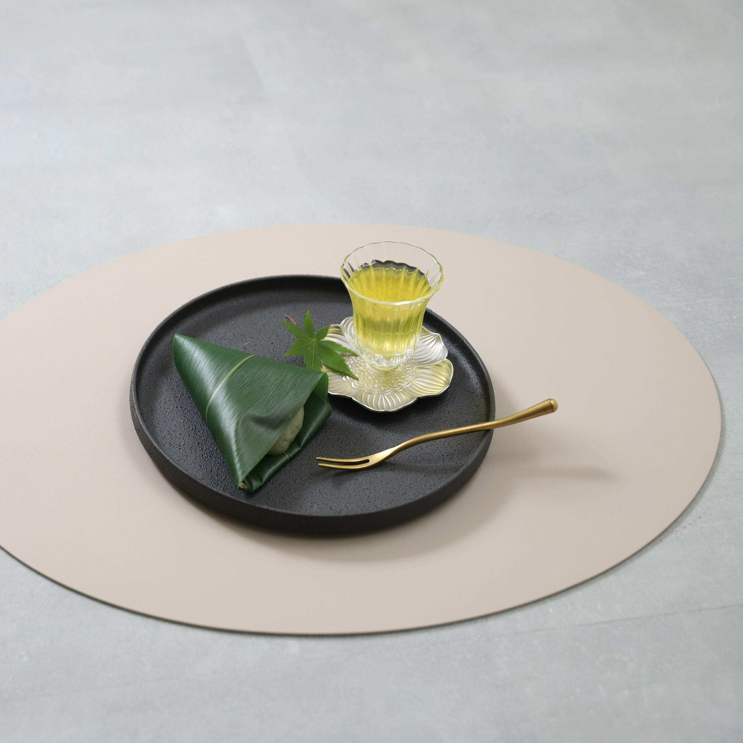 美濃焼 黒い切立プレート20cm 黒曜 オリジナル｜大人おしゃれな食器や