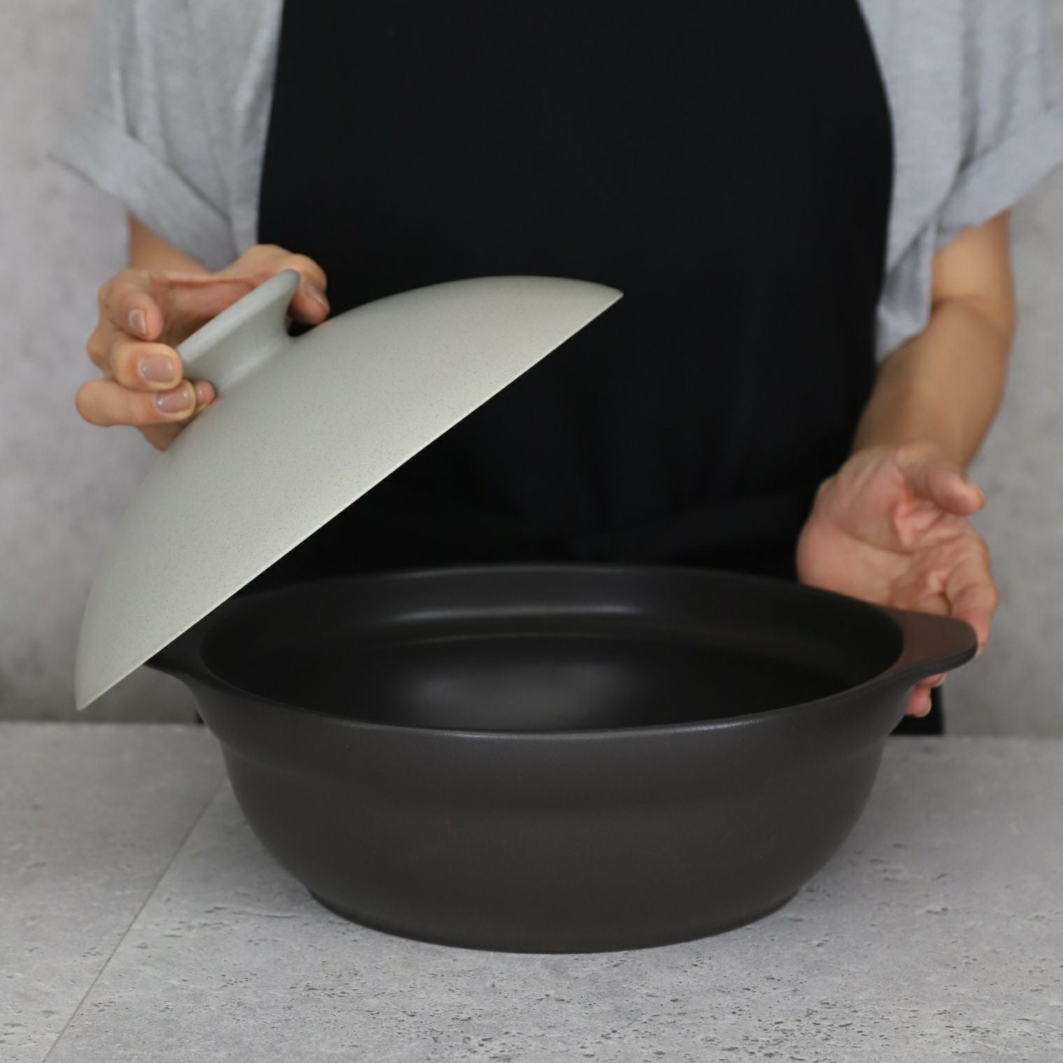 IH対応軽量土鍋 9号 グレー｜M苦楽園｜おしゃれな食器通販サイト