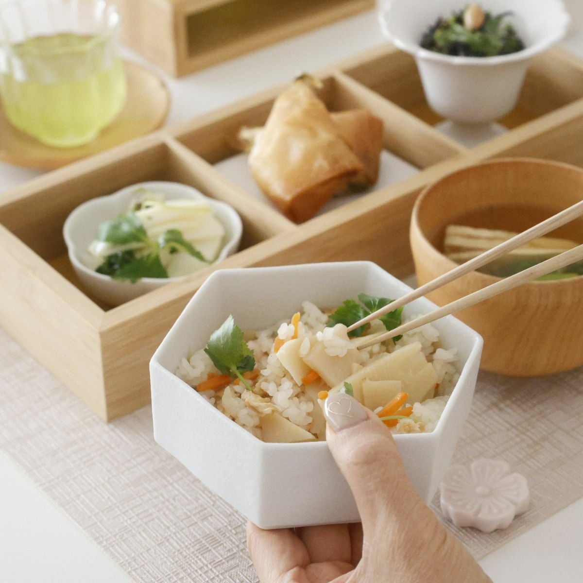 有田焼 白い六角形 お重箱 (身・蓋 別売り) 磁器 スノー｜M苦楽園