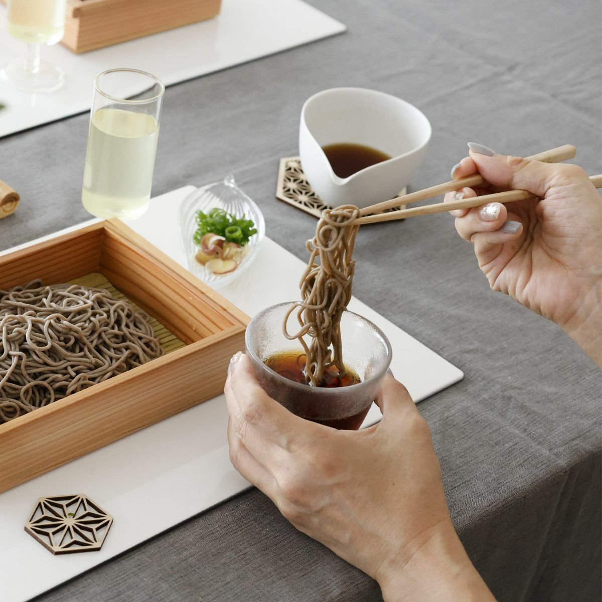 木製　麻の葉模様箸　ゴールドシルバー　丸華七宝