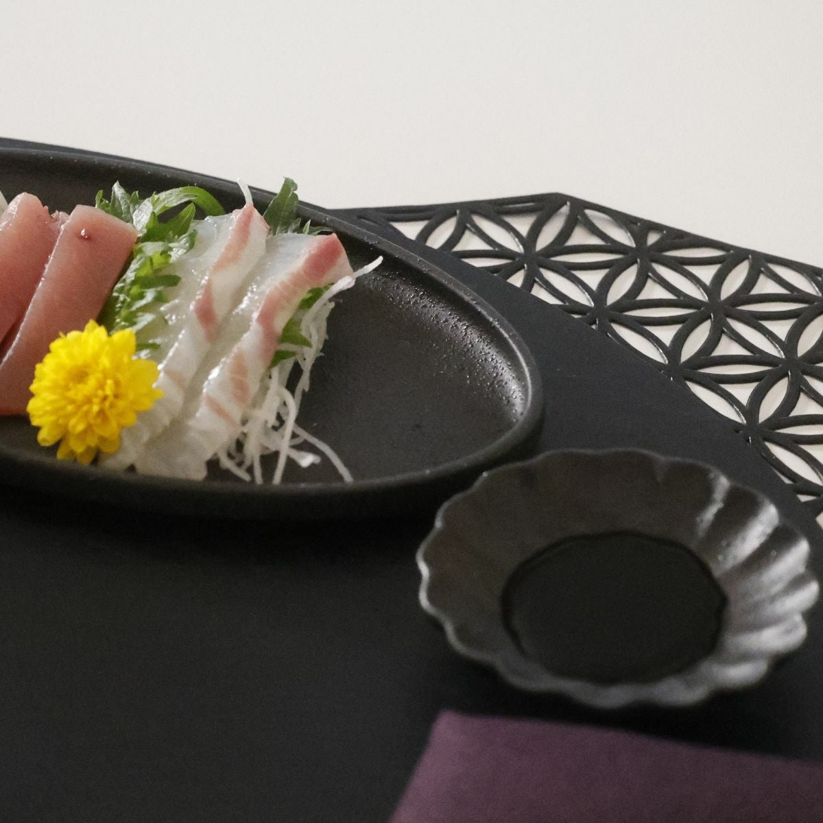美濃焼　輪花豆皿　黒曜　YOZORA