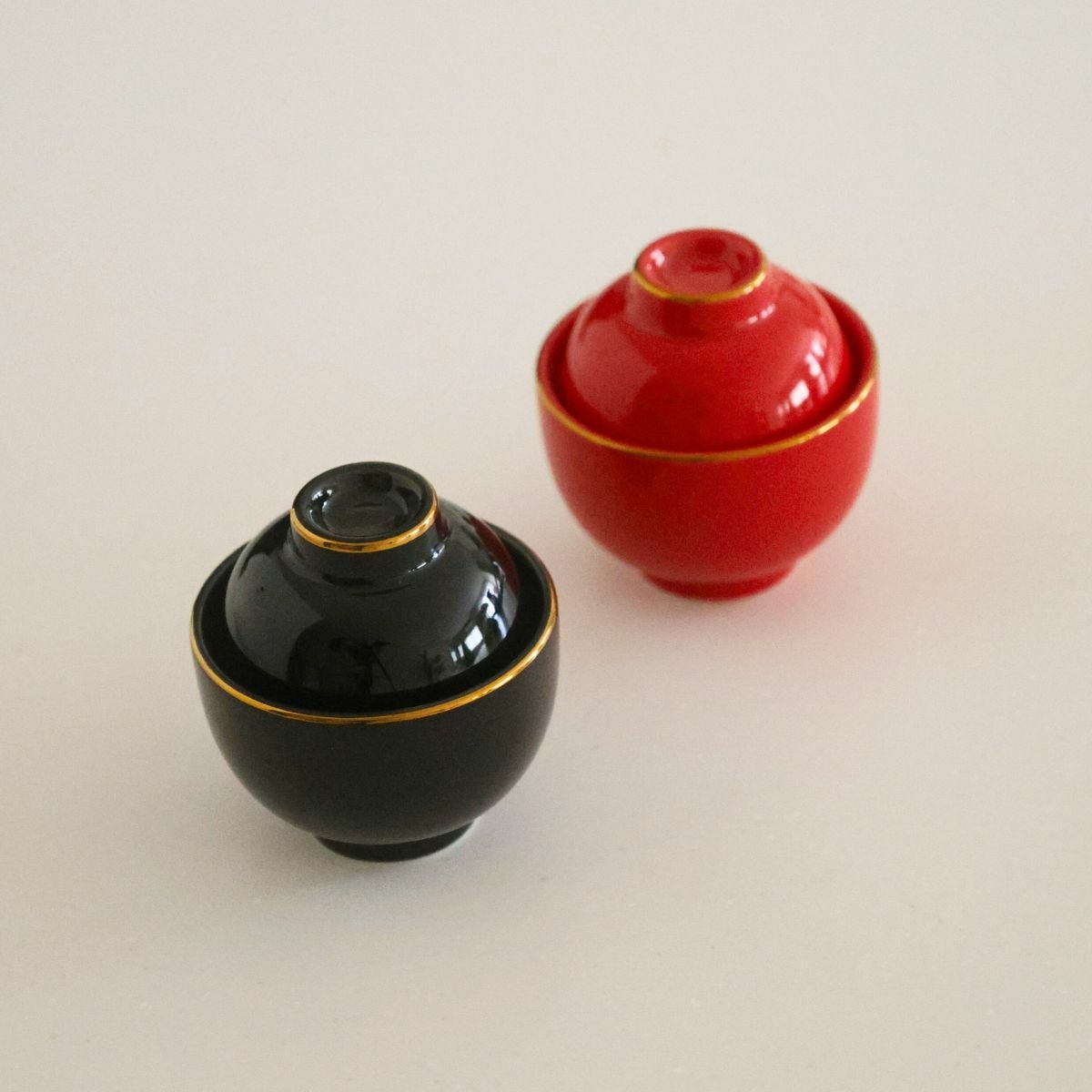 陶器製鍋 蓋付き 黒 赤い点 陶器製 蓋付小椀珍味入れ｜おしゃれな食器の通販サイト M苦楽園