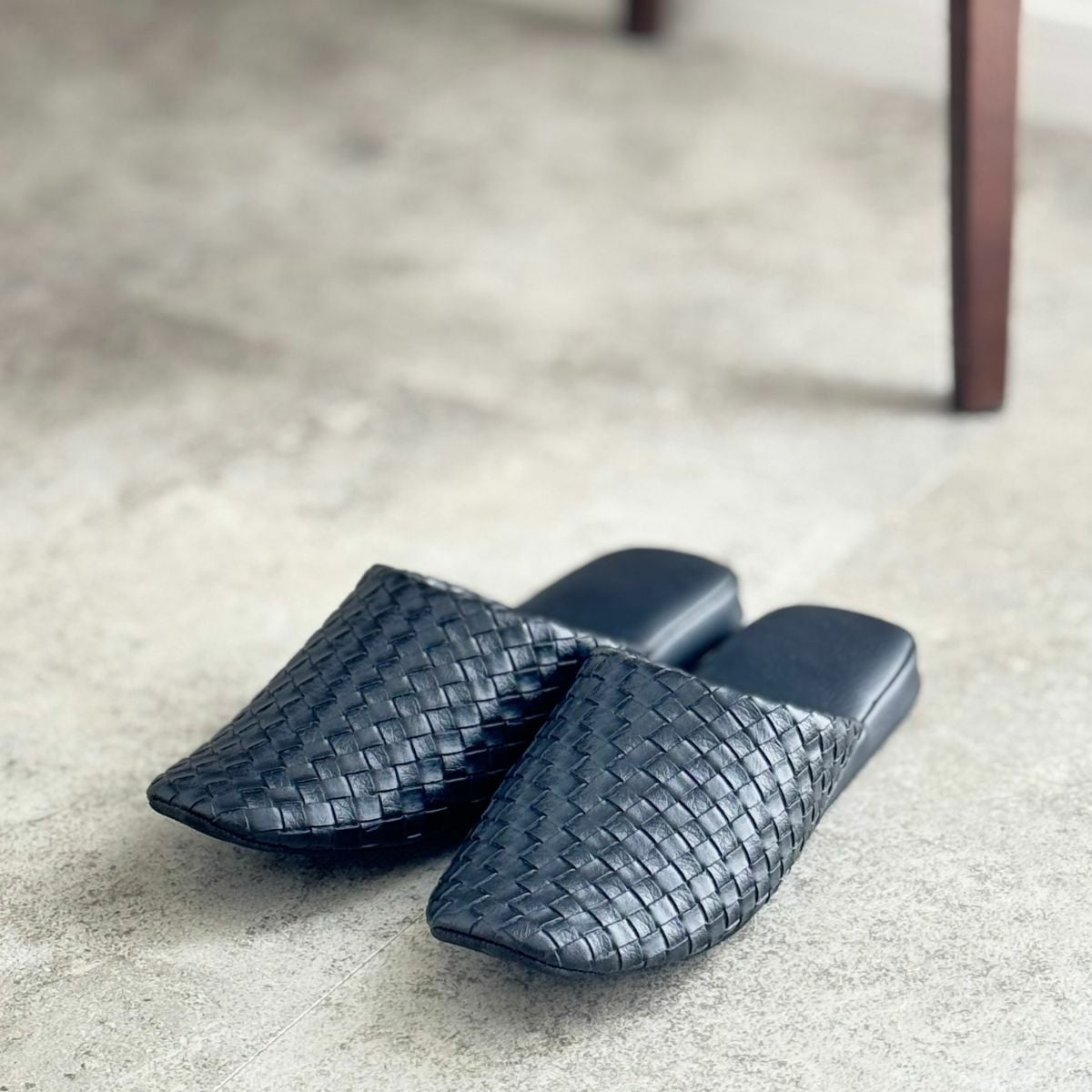  型押しレザー調スリッパ