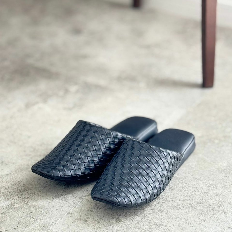 型押しレザー調スリッパ