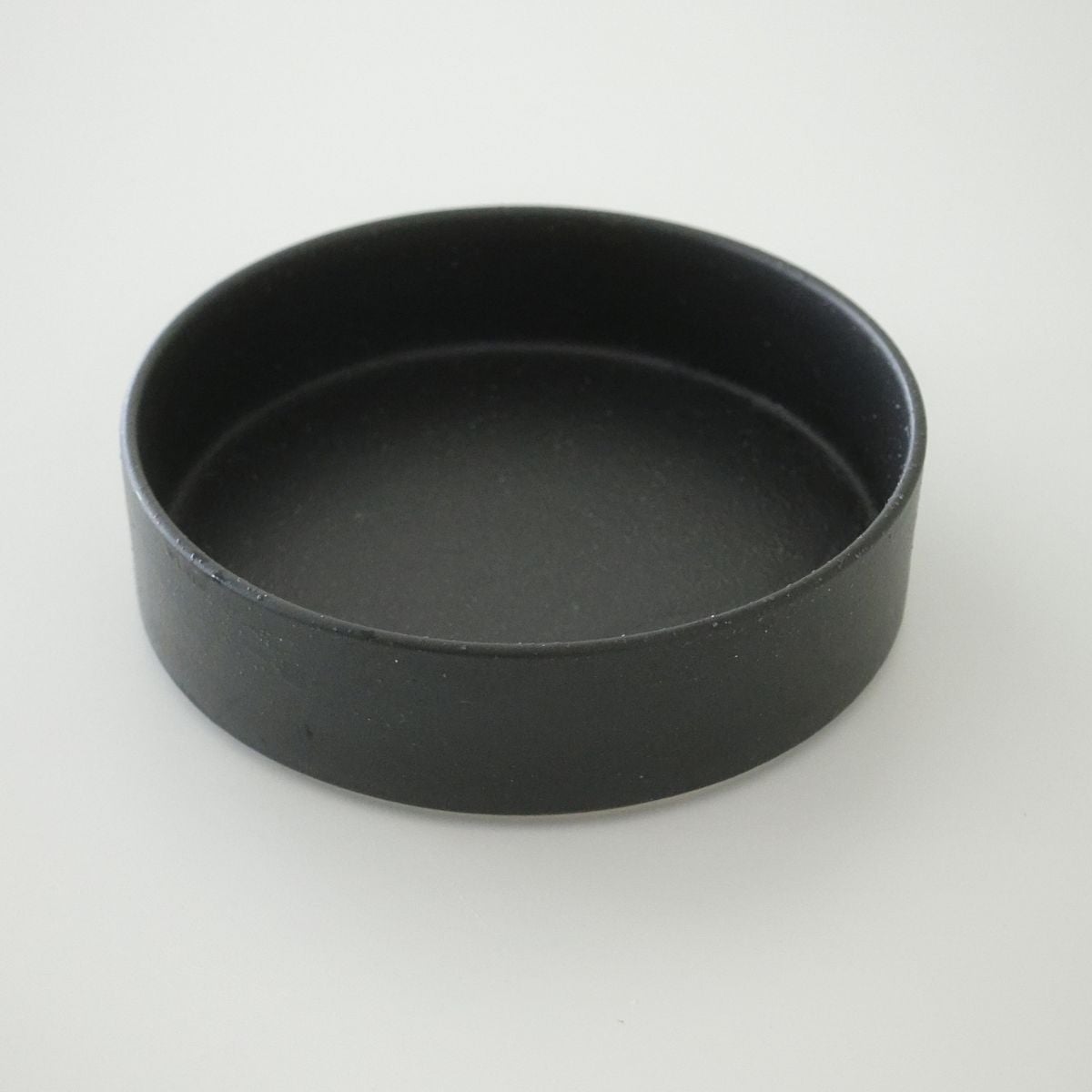 美濃焼　黒いシンプルプレート皿　磁器　YOZORA